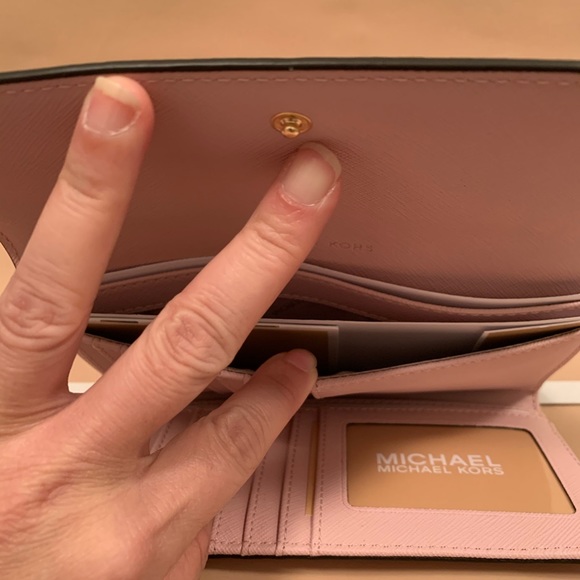 💕🛍 NWT MICHAEL KORS WALLET - Picture 4 of 4